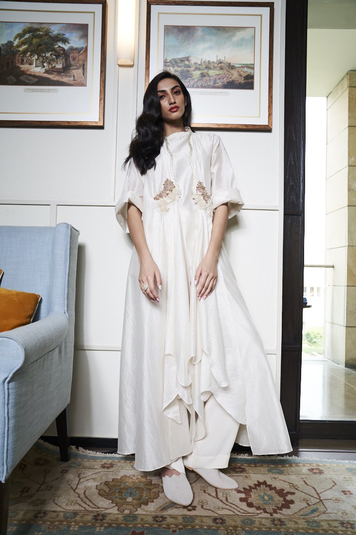 Ivory Chanderi jacket with gold embroidered motif set.